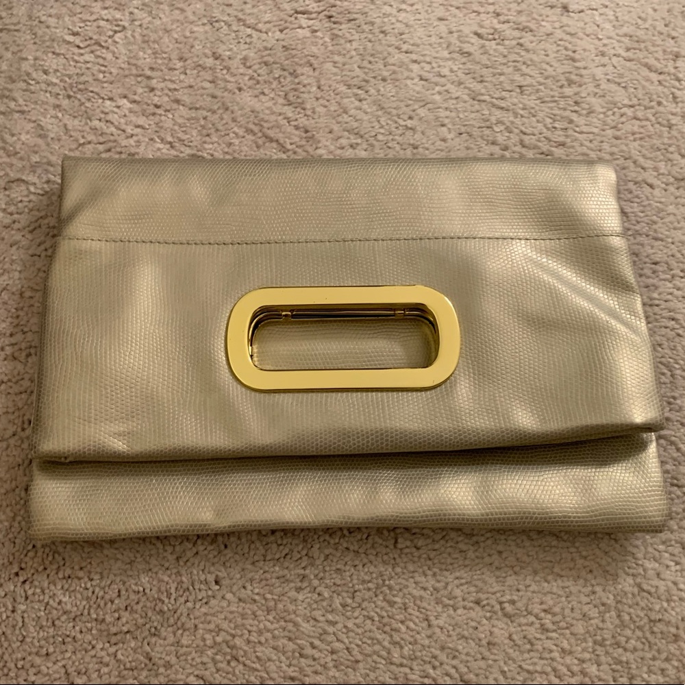 Foldable metallic clutch